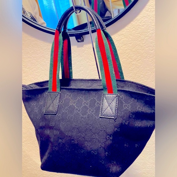 COPY - GUCCI SHERRYLINE TOTE/HANDBAG EUC WITH GG SIGNATURE THROUGHOUT THE BAG.… - Picture 3 of 9